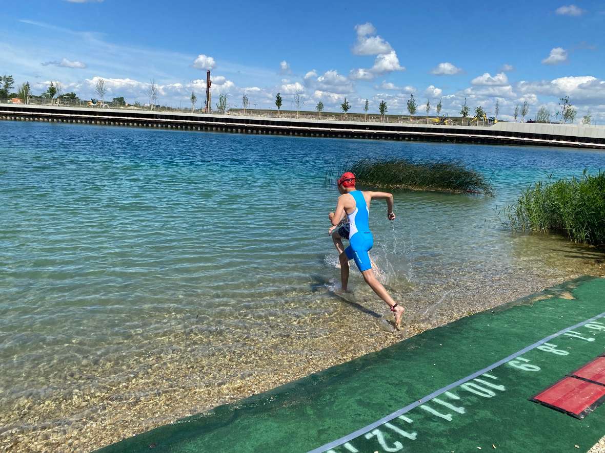 Schüler sprintet ins Wasser