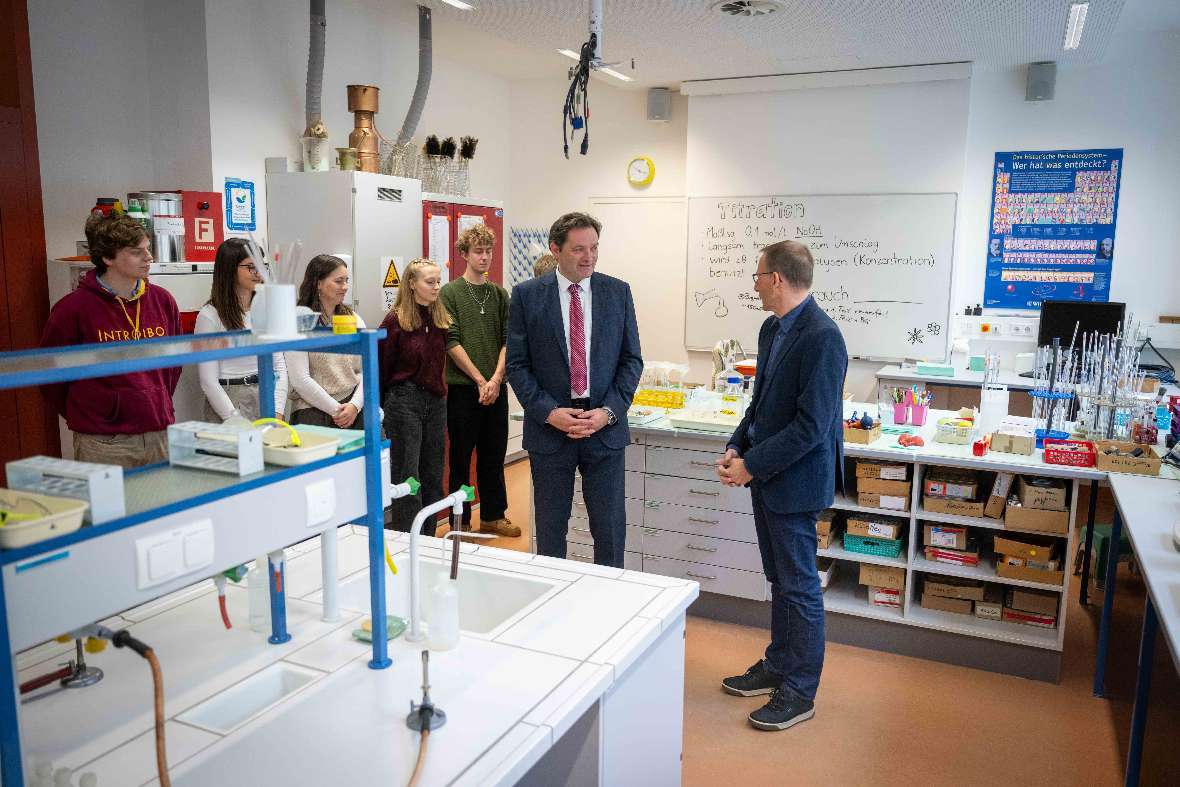 Bundesminister Totschnig mit Schüler:innen im Labor