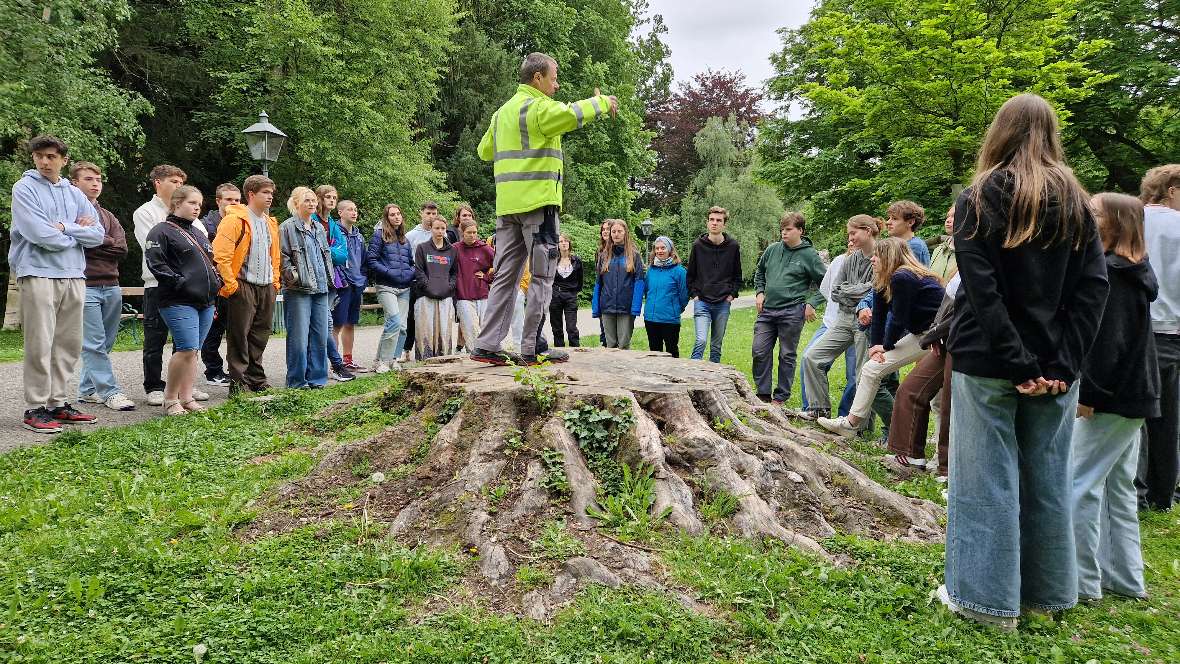 Schülerinnen im Grazer Stadtpark, gemeinsam mit Robert Grill von der Holding Graz.