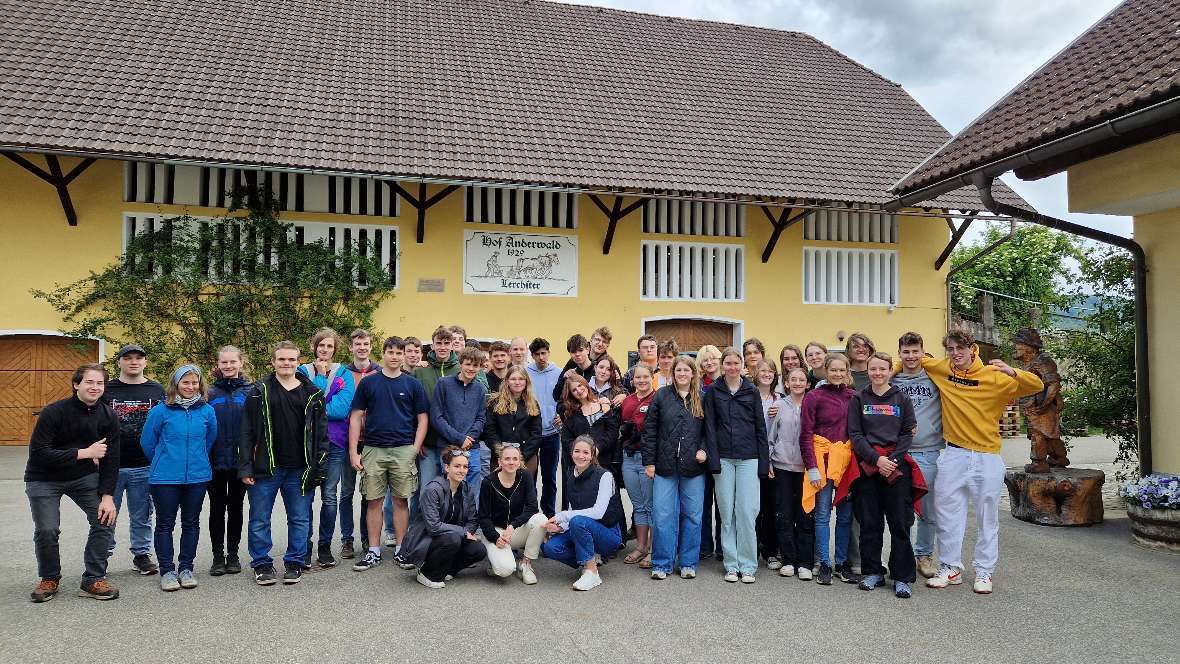 Gruppenfoto der Schülerinnen und Schüler beim Gemüsebaubetrieb Lerchster in Klagenfurt.