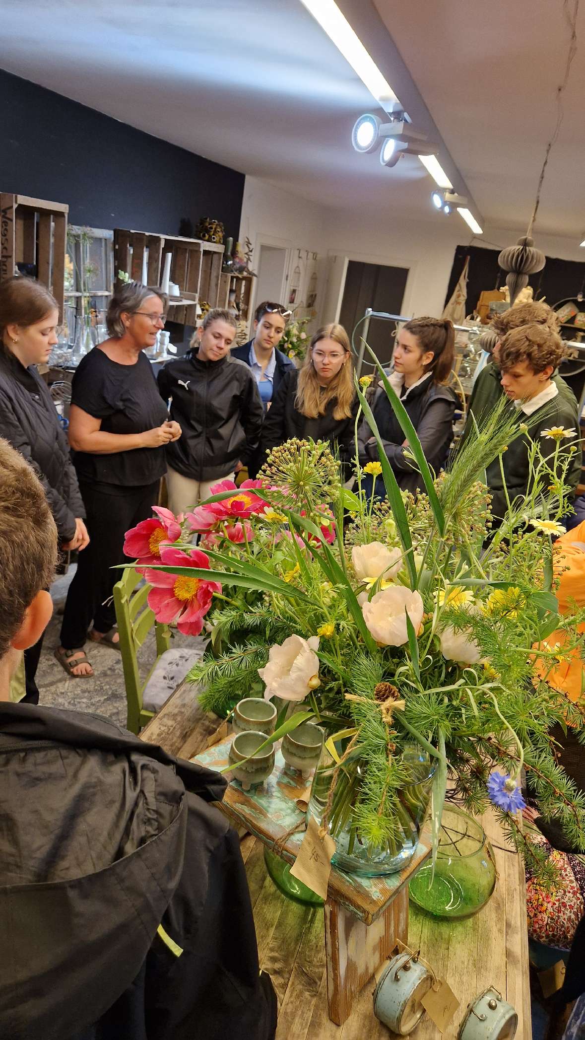 Schülerinnen und Schüler zu Besuch bei der Blumenwerkstatt vom Hügel.