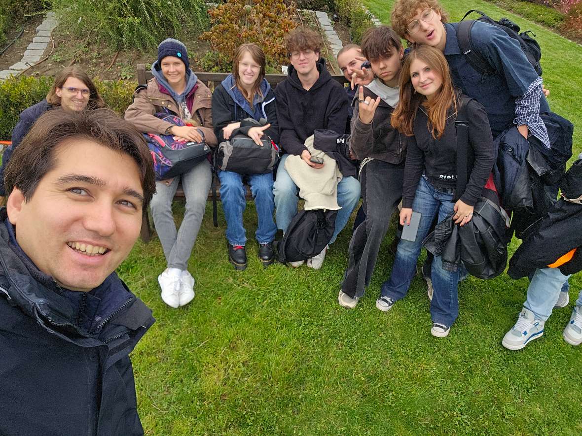Schülerinnen und Schüler im Themengarten