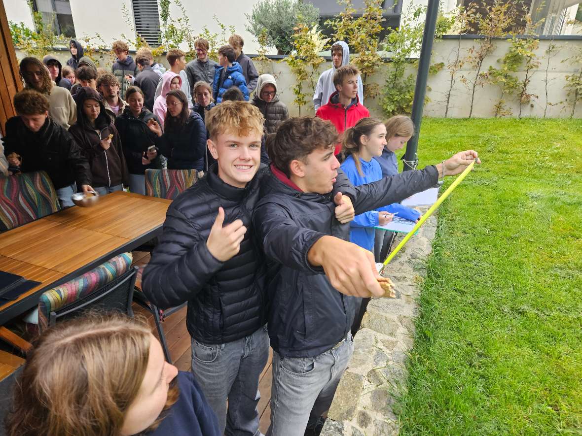 Schüler posieren vor einem Garten
