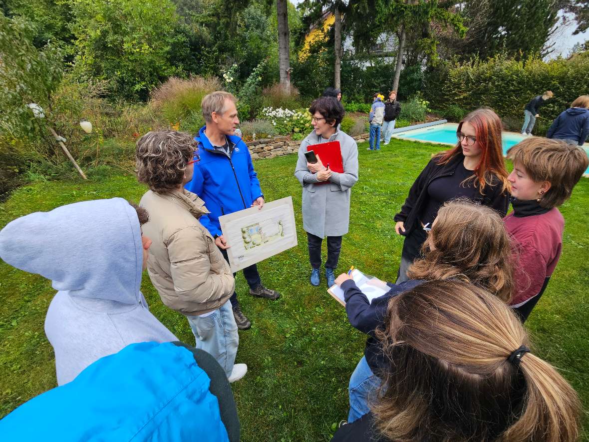 Schülerinnen und Schüler betrachten einen Gartenentwurf