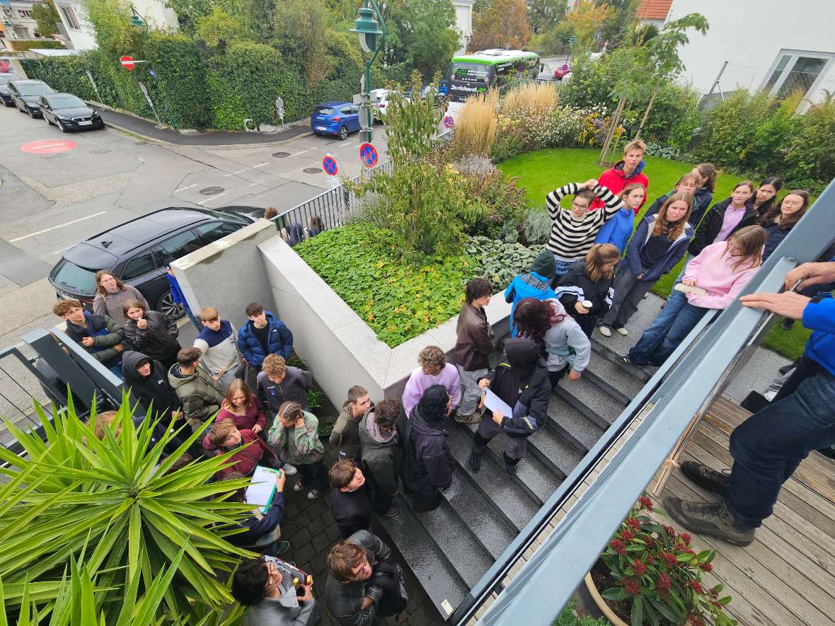 Schülerinnen und Schüler gehen eine Gartentreppe nach oben