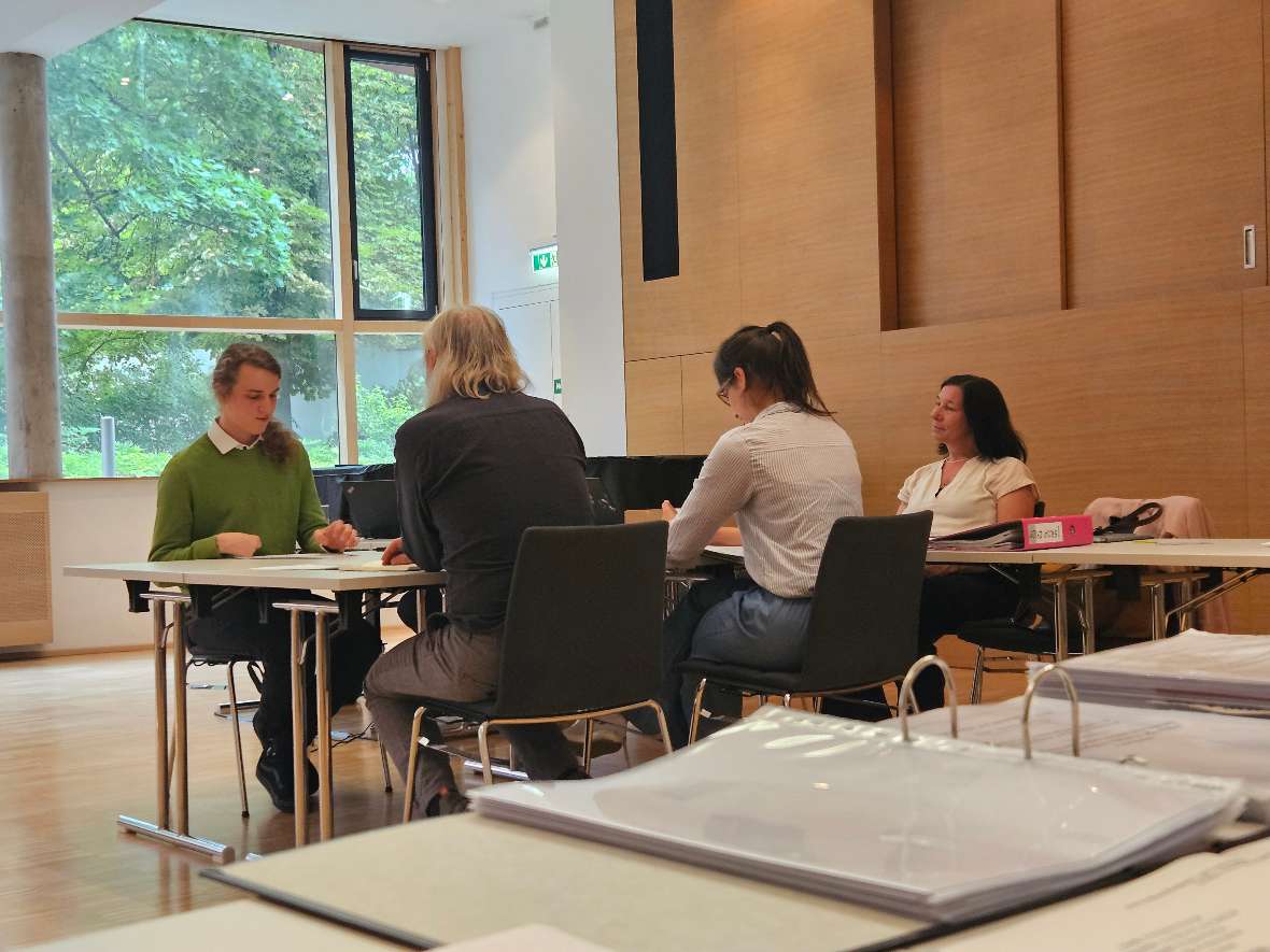 Ein Maturant wird von Lehrerinnen und Lehrer geprüft