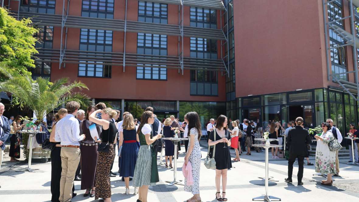 Festgemeinde vor dem Schulgebäude