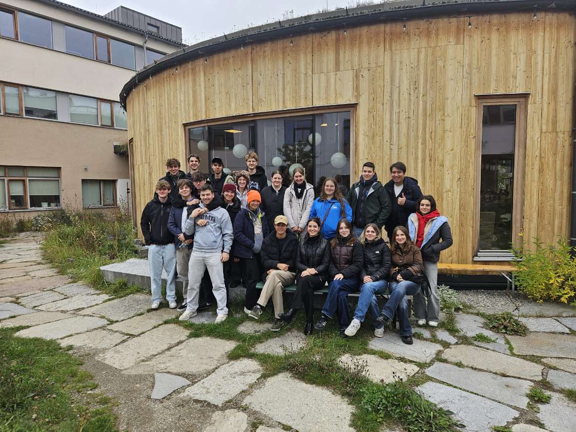 Gruppenfoto vor der Schuhwerkstadt