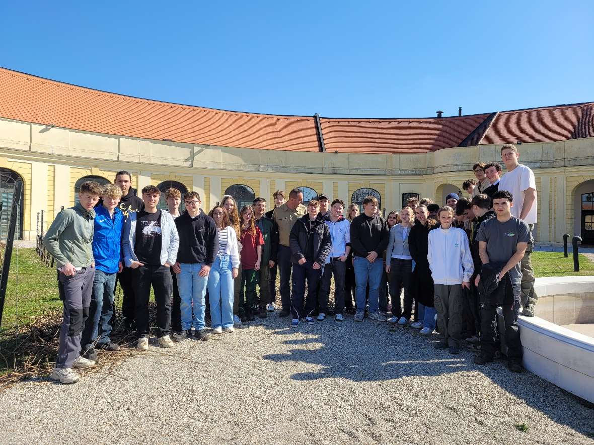 Gruppenfoto mit allen beteiligten Schüler*innen. Im Hintergrund Weinreben.