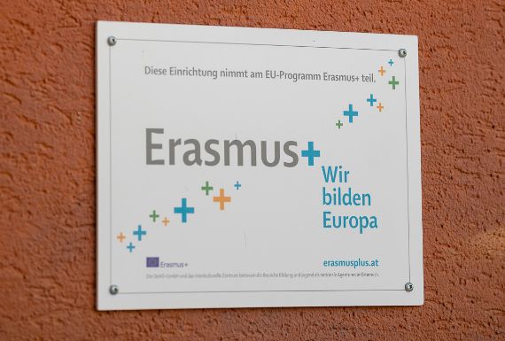 Schild mit Aufschrift "Erasmus Plus. Wir bilden Europa"
