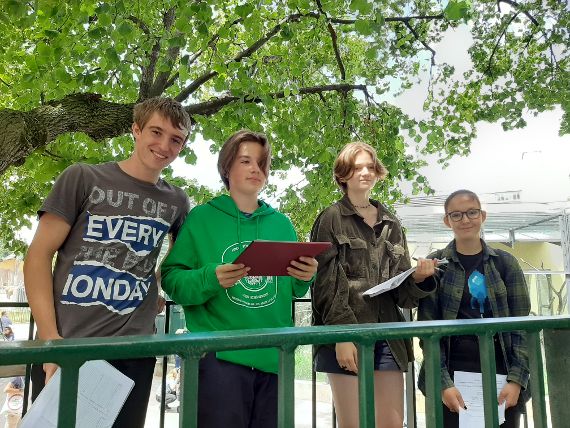 Schülerinnen und Schüler beobachten Tiere im Tiergarten
