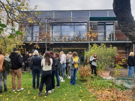 Schüler:innen stehen in einem Hausgarten