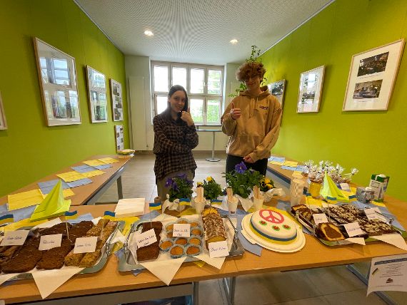 Schülerin und Schüler des 1 GLG mit Kuchenbuffet