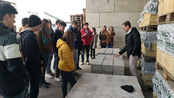 Schüler:innen betrachten Mauersteine frisch aus der Produktion