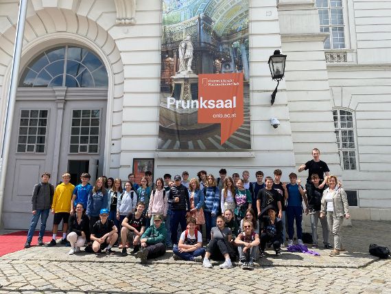 Schüler*innen vor der Nationalbibliothek