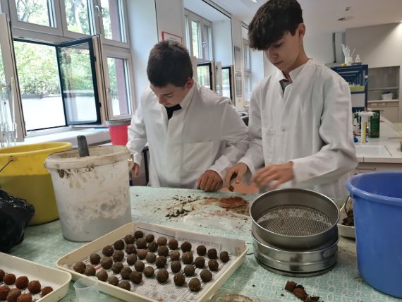 Schüler im Labor beim Herstellen von Seedballs