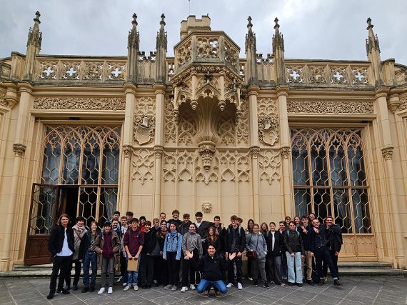 Schülerinnen und Schüler stehen vor der histroischen Schlossfassade