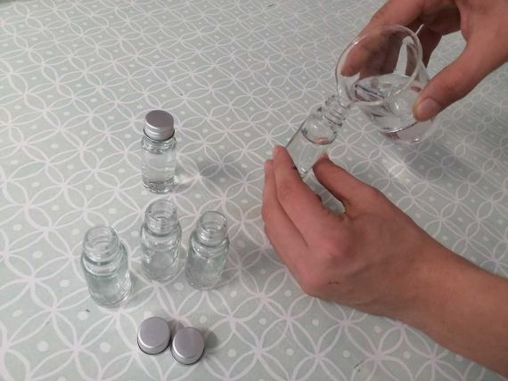 Das Hydrolat wird in die Fläschchen eingefüllt.
